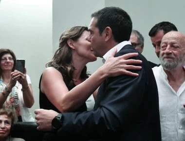 Το φιλί της Περιστέρας Μπαζιάνα στον Αλέξη Τσίπρα μετά την ήττα (φωτο)